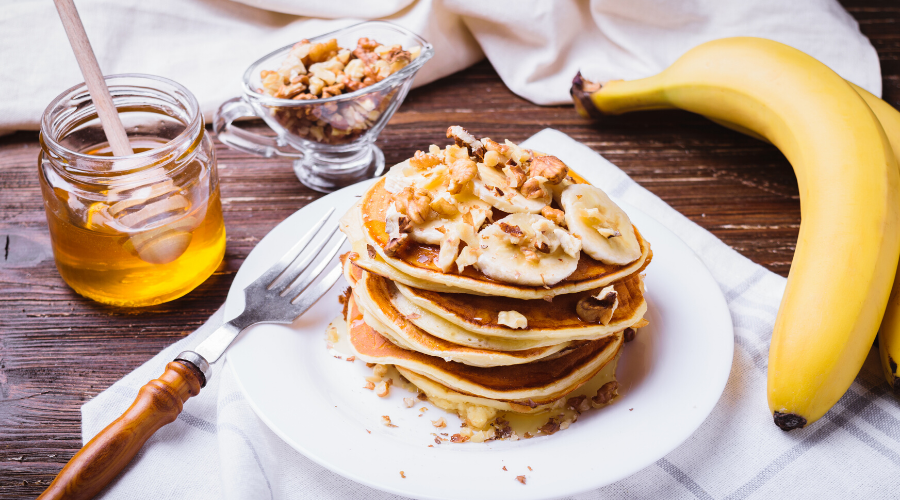 American Pancakes met honing, banaan en noten - Bodystore.nl