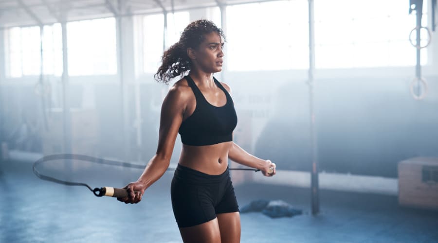 Fitgirl die een training doet met een springtouw - Bodystore.nl