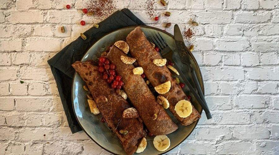 Chocolade pannenkoeken (eiwitrijk) met banaan en rode bessen - Bodystore.nl