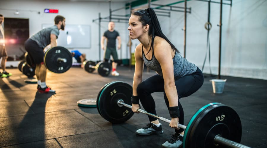Mannen en vrouwen in een crossfit training - Bodystore.nl