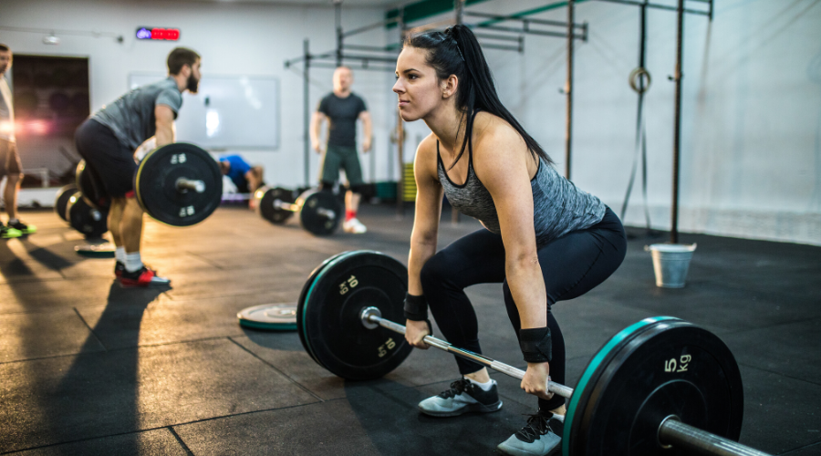 Mannen en vrouwen in een crossfit training - Bodystore.nl