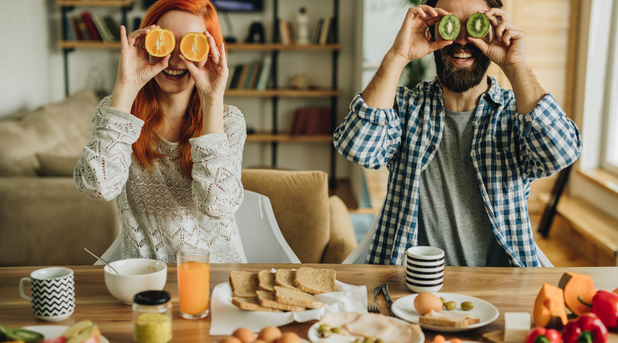 Jong stel met healthy lifestyle aan keukentafel met gezonde voeding - Bodystore.nl