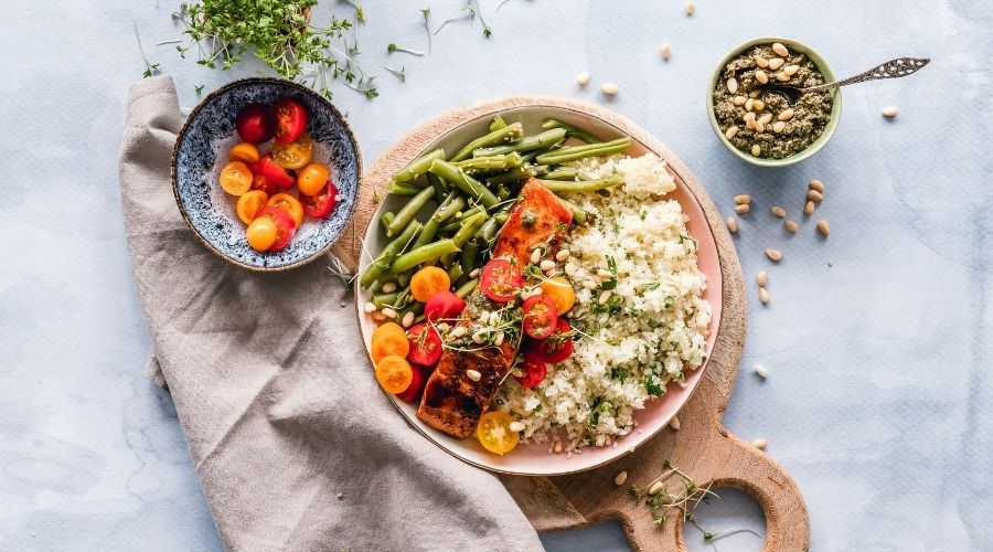 Maaltijd met zalm, sperziebonen, tomaat, rijst en pijnboompitten - Bodystore.nl