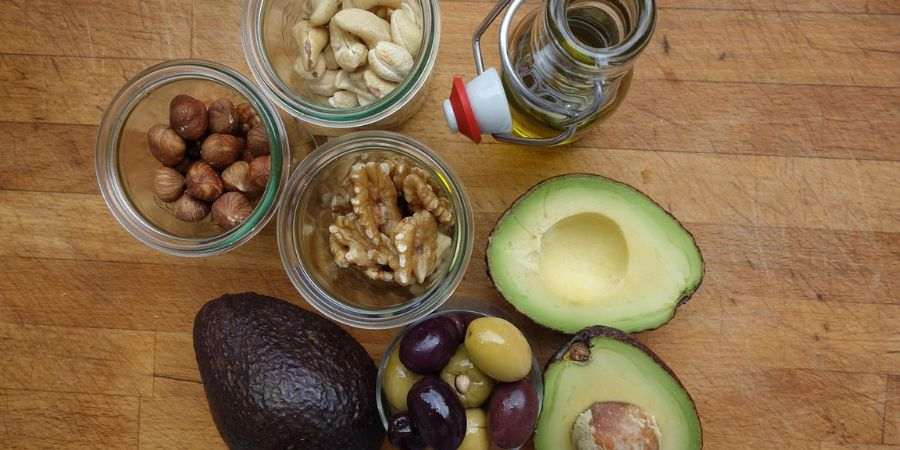 Gezonde vetten: hazelnoten, cashew noten, walnoten, avocado, olijven, olijfolie - Bodystore.nl