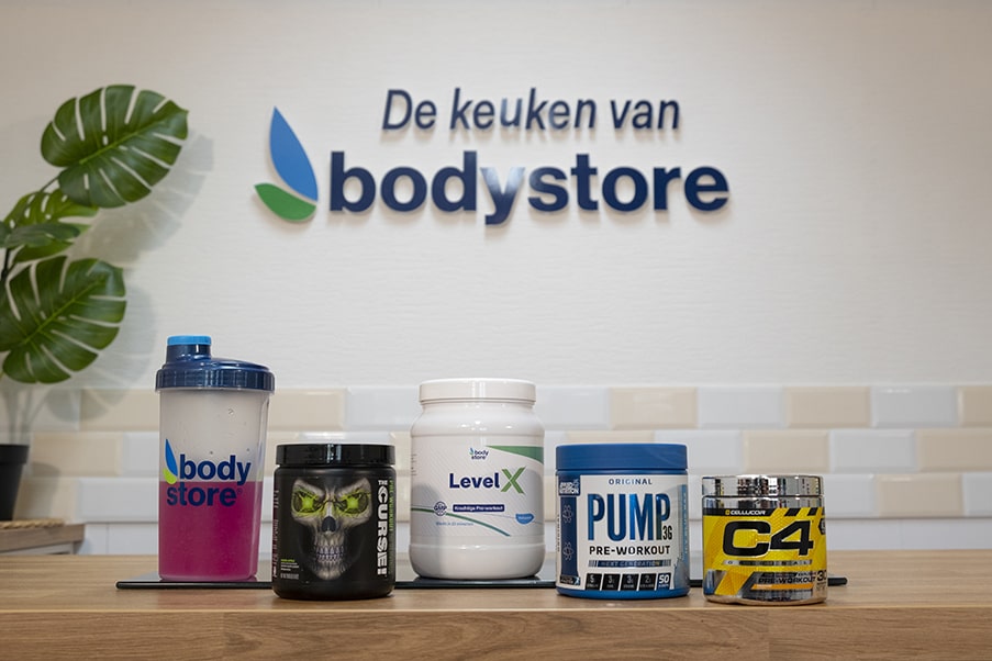 Verschillende pre-workout supplementen in de keuken van Bodystore.