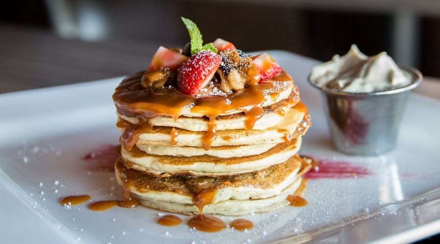 Eiwitrijke pannenkoeken met fruit en stroop - Bodystore.nl