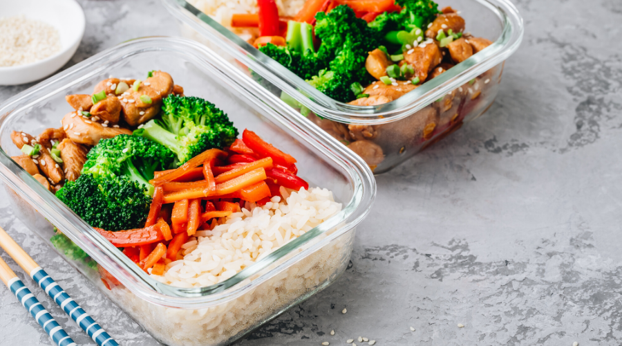 Mealprep bakjes met kip, paprika, broccoli, rijst - Bodystore.nl