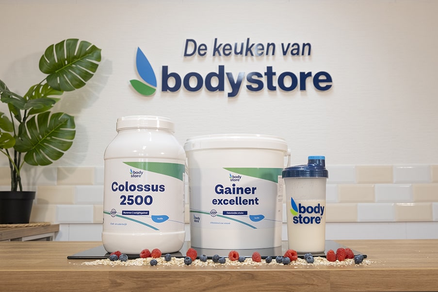 Drie verschillende Weight gainer producten in de keuken van Bodystore